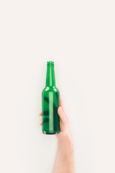 Tiro recortado de homem segurando garrafa de cerveja vazia isolado em branco — Fotografia de Stock