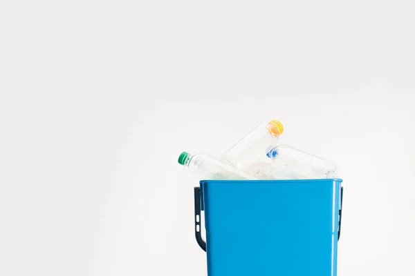 Bouteilles en plastique dans poubelle isolées sur blanc — Photo de stock