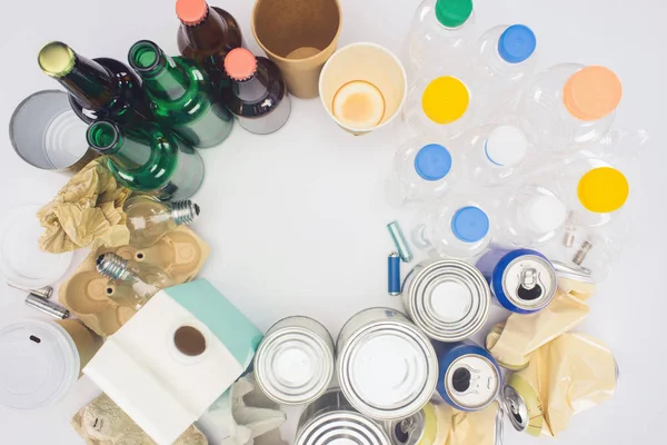 Vue de dessus du cadre rond de divers types de déchets sur blanc — Photo de stock