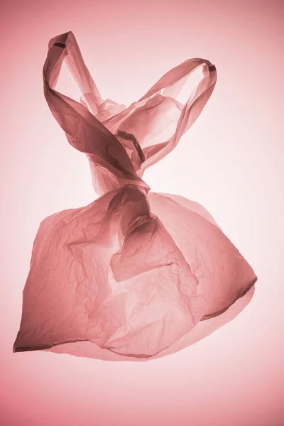 Saco de plástico teid sob luz tonificada rosa pastel — Fotografia de Stock