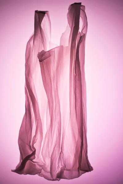 Saco de plástico transparente sob luz tonificada rosa — Fotografia de Stock