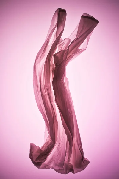Saco plástico crumpled vazio sob luz tonificada rosa — Fotografia de Stock