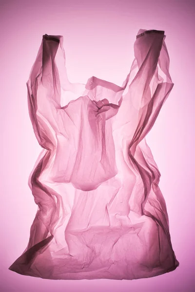 Sac plastique froissé sous lumière rose — Photo de stock