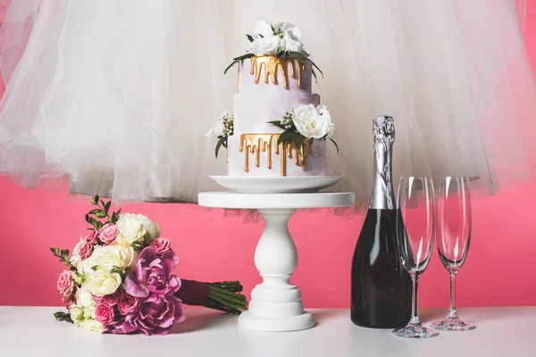 Hochzeitsstrauß, Kuchen und weißes Kleid isoliert auf rosa — Stockfoto