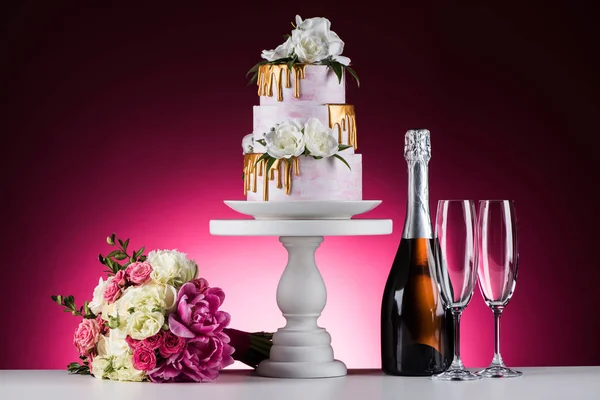 Bouquet da sposa, torta e champagne su rosa — Foto stock