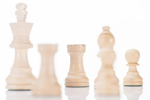 Blanc roi des échecs, coqs, évêque et pions sur blanc — Photo de stock