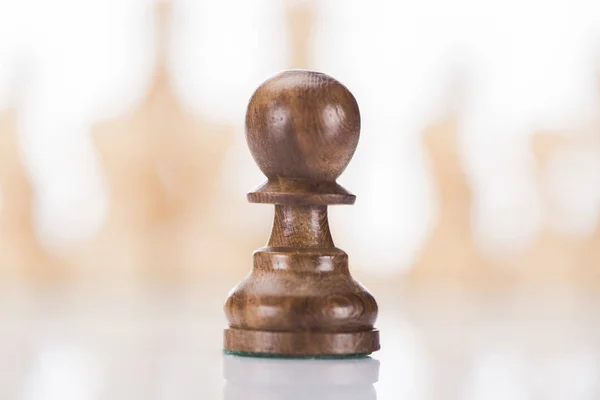 Деревянная шахматная пешка на шахматной доске, концепция бизнеса — стоковое фото