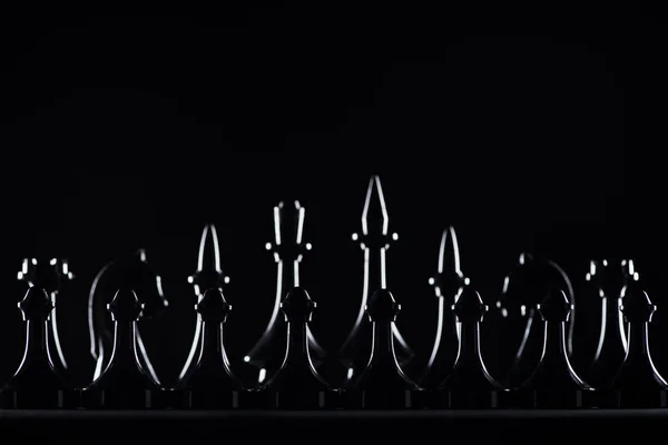 Silhuetas de figuras de xadrez isoladas em preto, conceito de negócio — Fotografia de Stock