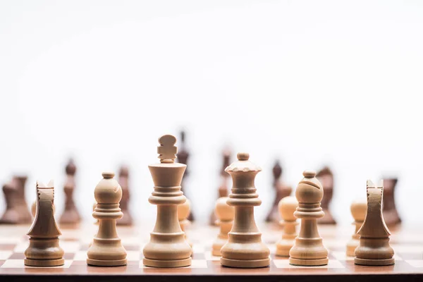Figuras de ajedrez en tablero de ajedrez aislado en blanco, concepto de negocio — Stock Photo