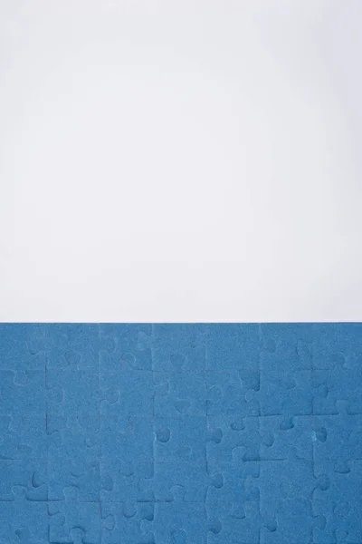 Vue de dessus des puzzles assemblés bleus isolés sur blanc, concept d'entreprise — Photo de stock