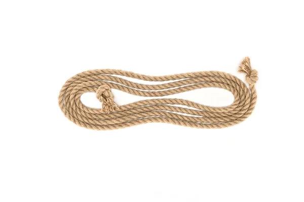 Вид зверху розташована коричнева морська мотузка з вузлами ізольовані на білому — стокове фото