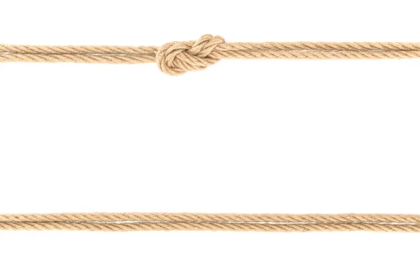 Vue de dessus des cordes nautiques disposées avec noeud isolé sur blanc — Photo de stock