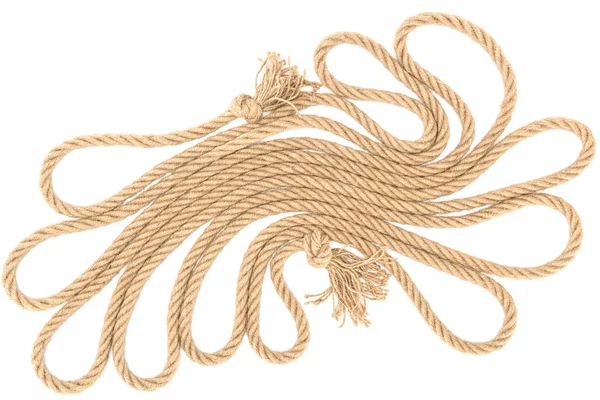 Вид сверху расположенной коричневой морской верёвки с узлами, изолированными на белом — стоковое фото