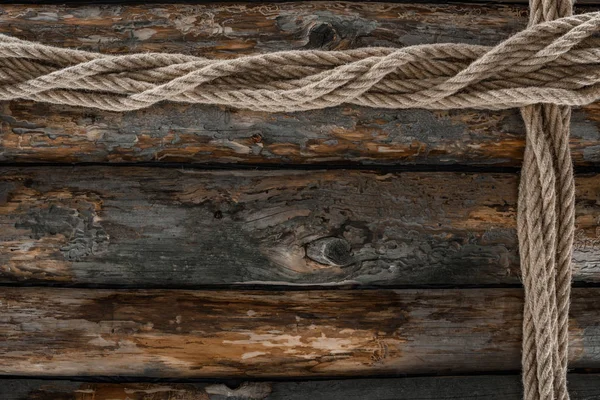 Deitado plano com cordas marinhas dispostas na mesa de madeira grunge — Fotografia de Stock