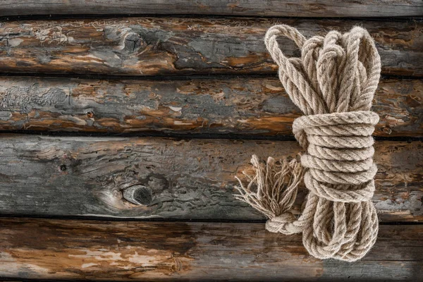 Vista superior da corda náutica amarrada na superfície de madeira grunge — Fotografia de Stock