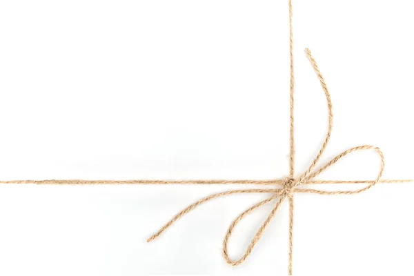 Крупним планом вид лука з коричневої мотузки ізольовані на білому — стокове фото