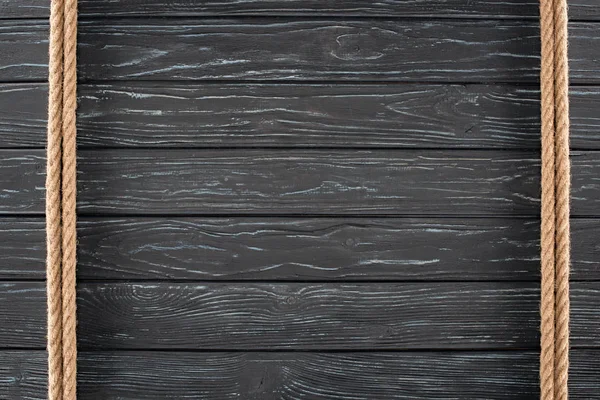 Vista superior de cuerdas marrones en la superficie de madera oscura — Stock Photo