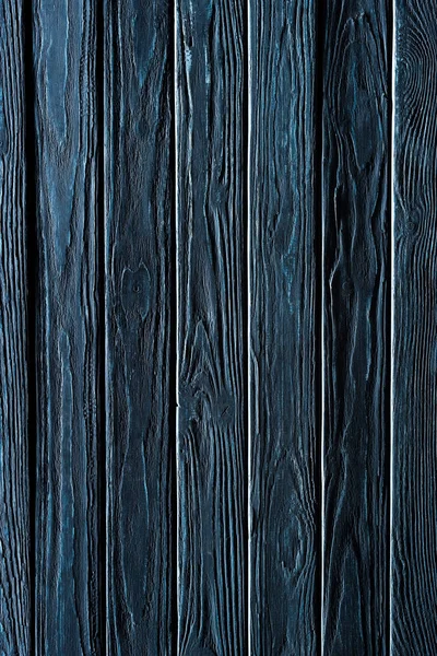 Дерев'яні вертикальні дошки, пофарбовані на синьому фоні — стокове фото