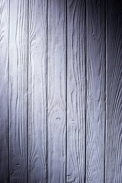 Tablones de madera pintados en fondo violeta - foto de stock