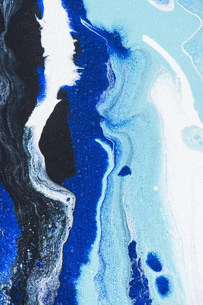 Design abstrait avec peinture acrylique blanche et bleue — Photo de stock