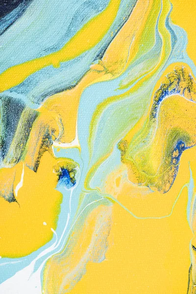 Абстрактная акриловая текстура с желтой и светло-голубой краской — стоковое фото