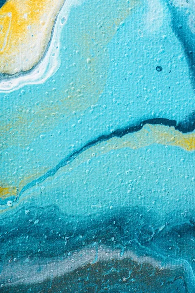 Gros plan du design abstrait avec de la peinture acrylique bleu clair et jaune — Photo de stock