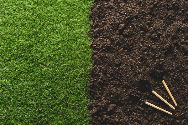 Top view of lawn and gardening tools on soil — Stock Photo