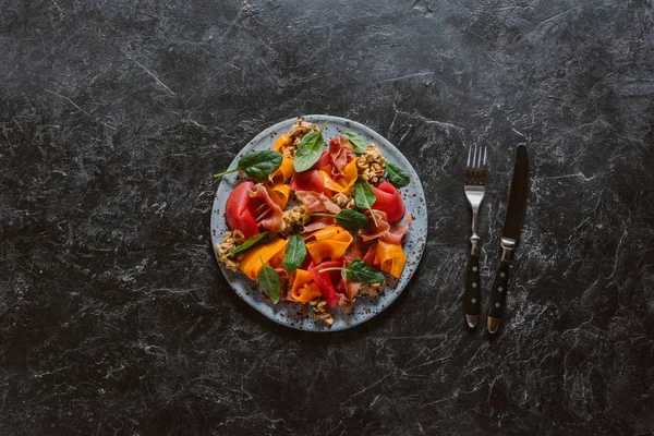 Vista dall'alto di insalata gourmet con cozze, verdure e marmellata sulla superficie di marmo nero — Foto stock