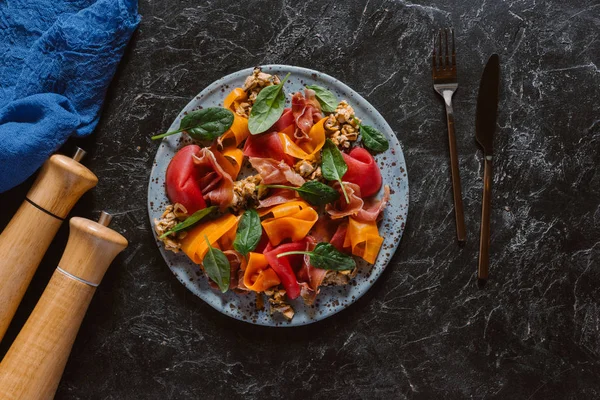 Вид зверху смачний салат з мідіями, овочами та джемоном на чорному — стокове фото