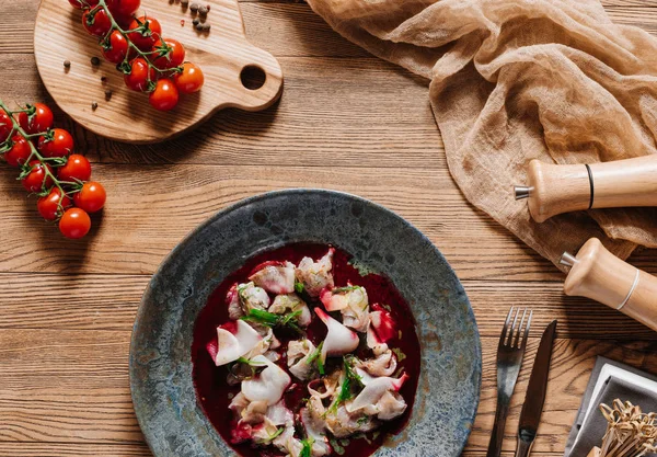 Vista dall'alto di deliziose Ceviche con dorado e pomodori freschi sul tavolo di legno — Foto stock