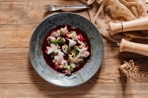 Vista superior de delicioso Ceviche com dorado e especiarias em mesa de madeira — Fotografia de Stock