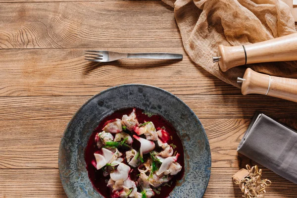 Vista dall'alto di Ceviche gourmet con dorado e spezie sul tavolo di legno — Foto stock