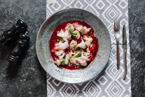 Vista superior del delicioso ceviche con dorado y daikon en plato en servilleta - foto de stock