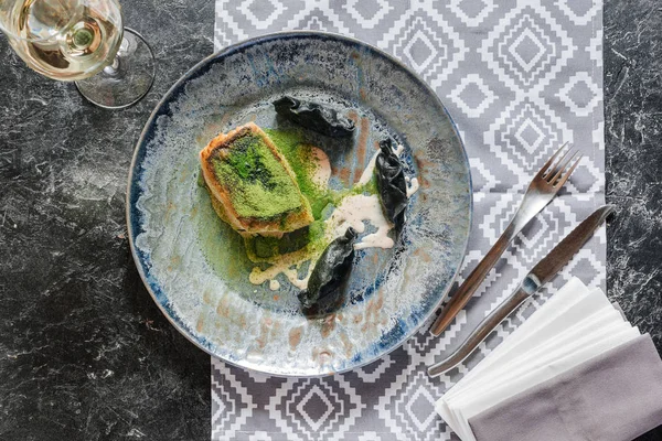 Vue du dessus de délicieuse sandre frite avec sauce crémeuse dans l'assiette — Photo de stock