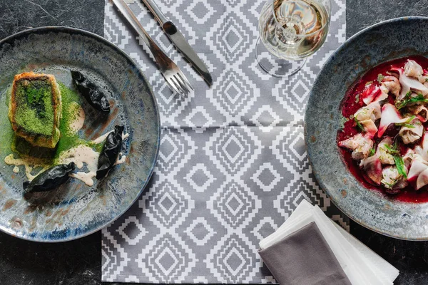 Top view of gourmet fried zander, ceviche with dorado and glass of wine — Stock Photo