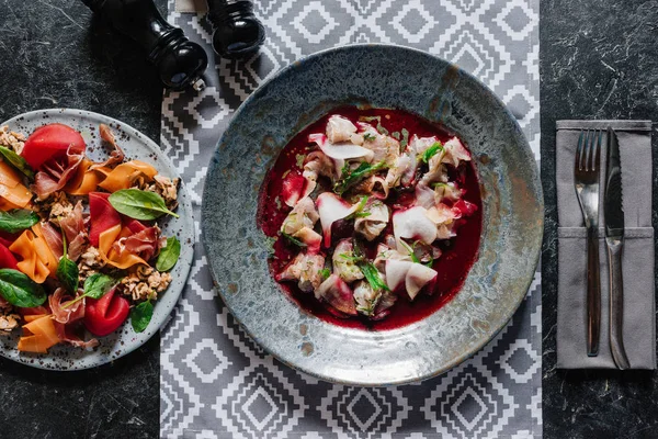 Blick von oben auf köstlichen Salat mit Miesmuscheln und Gourmet-Ceviche in Tellern — Stockfoto