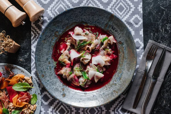 Vista dall'alto di insalata gourmet con cozze e deliziosi ceviche con dorado in piatti — Foto stock