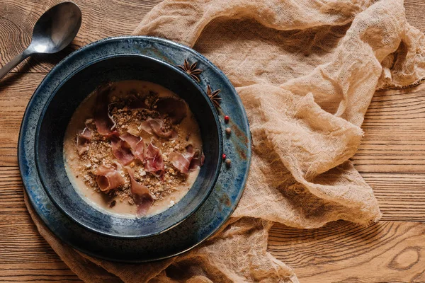 Верхний вид вкусного сливочного супа с хамоном на деревянный стол — стоковое фото