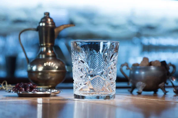 Vue rapprochée du verre cristal transparent vide sur la table — Photo de stock