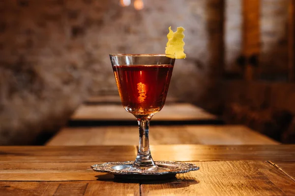 Vue rapprochée du cocktail sazerac en verre sur table en bois — Photo de stock