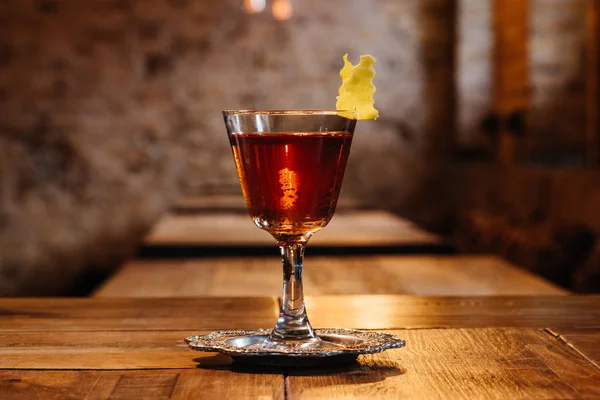 Vista de perto do coquetel sazerac em vidro na mesa de madeira — Fotografia de Stock