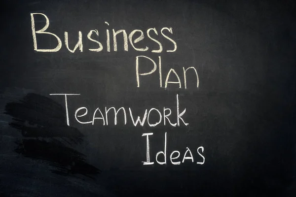 Businessplan und Teamwork-Ideen Inschrift auf schwarzer Tafel — Stockfoto
