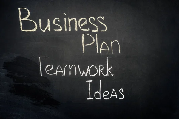 Business plan e idee di lavoro di squadra iscrizione sulla lavagna nera — Foto stock