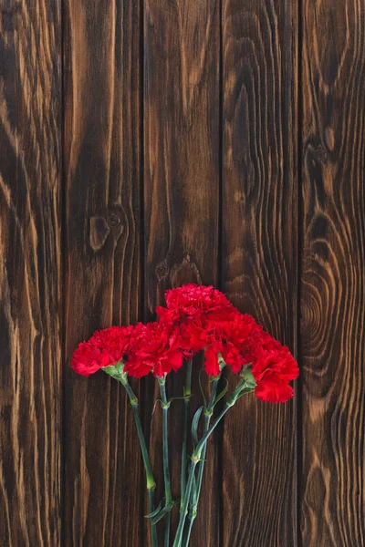 Top view of pile of carnations on wooden planks — Stock Photo