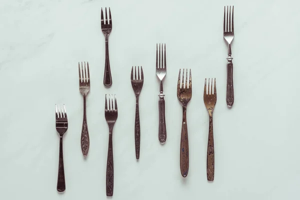 Set di forchette arrugginite vintage su sfondo bianco — Foto stock