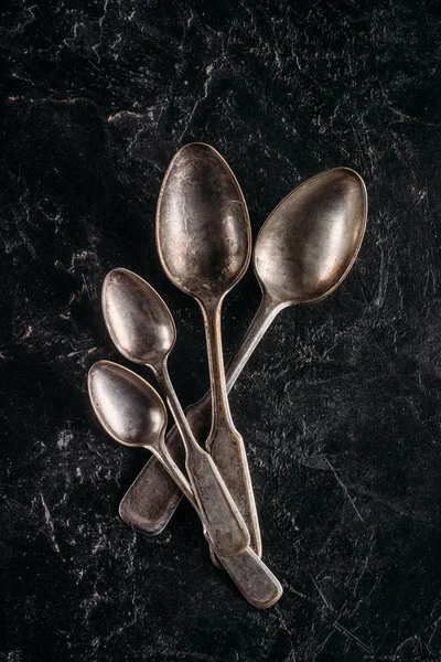 Conjunto de cucharas vintage sobre mesa oscura - foto de stock