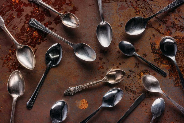 Cucchiai di metallo vintage su sfondo arrugginito — Foto stock