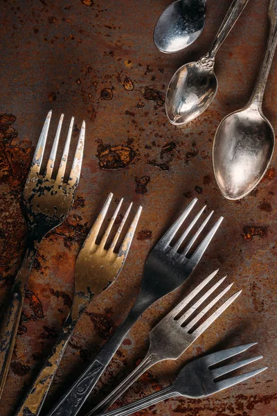 Vintage cutlery set on rusted background — Stock Photo