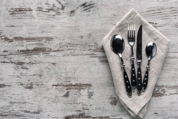 Ensemble d'argenterie de dîner avec serviette sur table en bois — Photo de stock