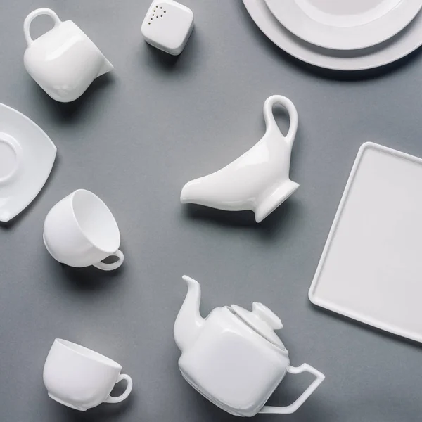 Conjunto de chá branco china no fundo cinza — Fotografia de Stock